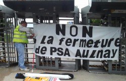 Banderole devant l'usine PSA d'Aulnay (C.P. MonAulnay.com 2012 HS)